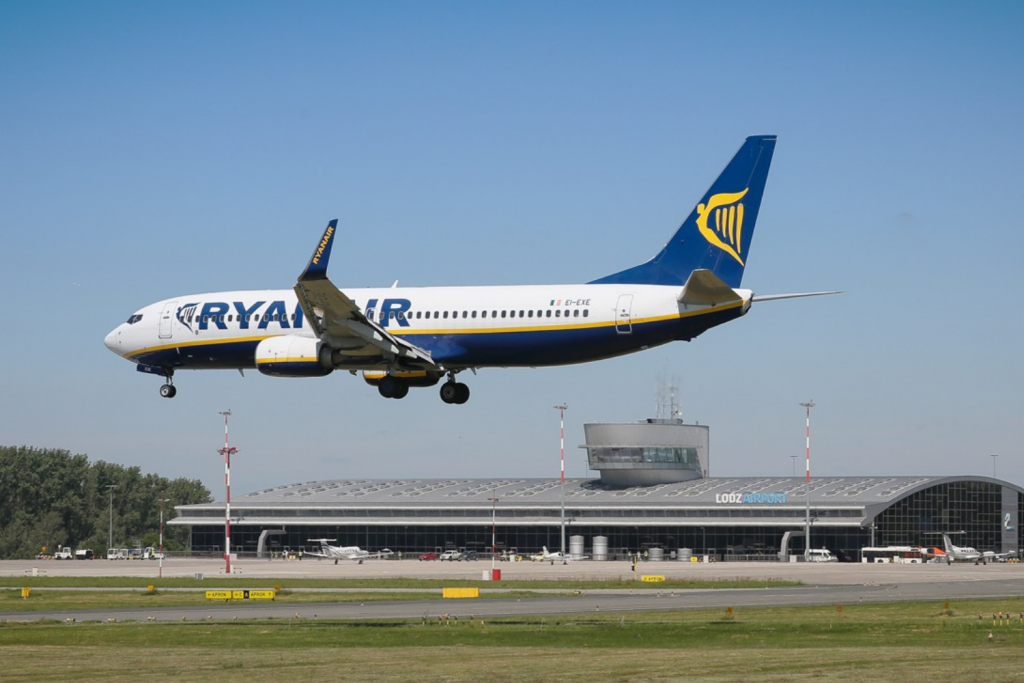 Kolejne cięcia w połączeniach Ryanair – zawieszenie połączenia Łódź-Dublin - Zdjęcie główne