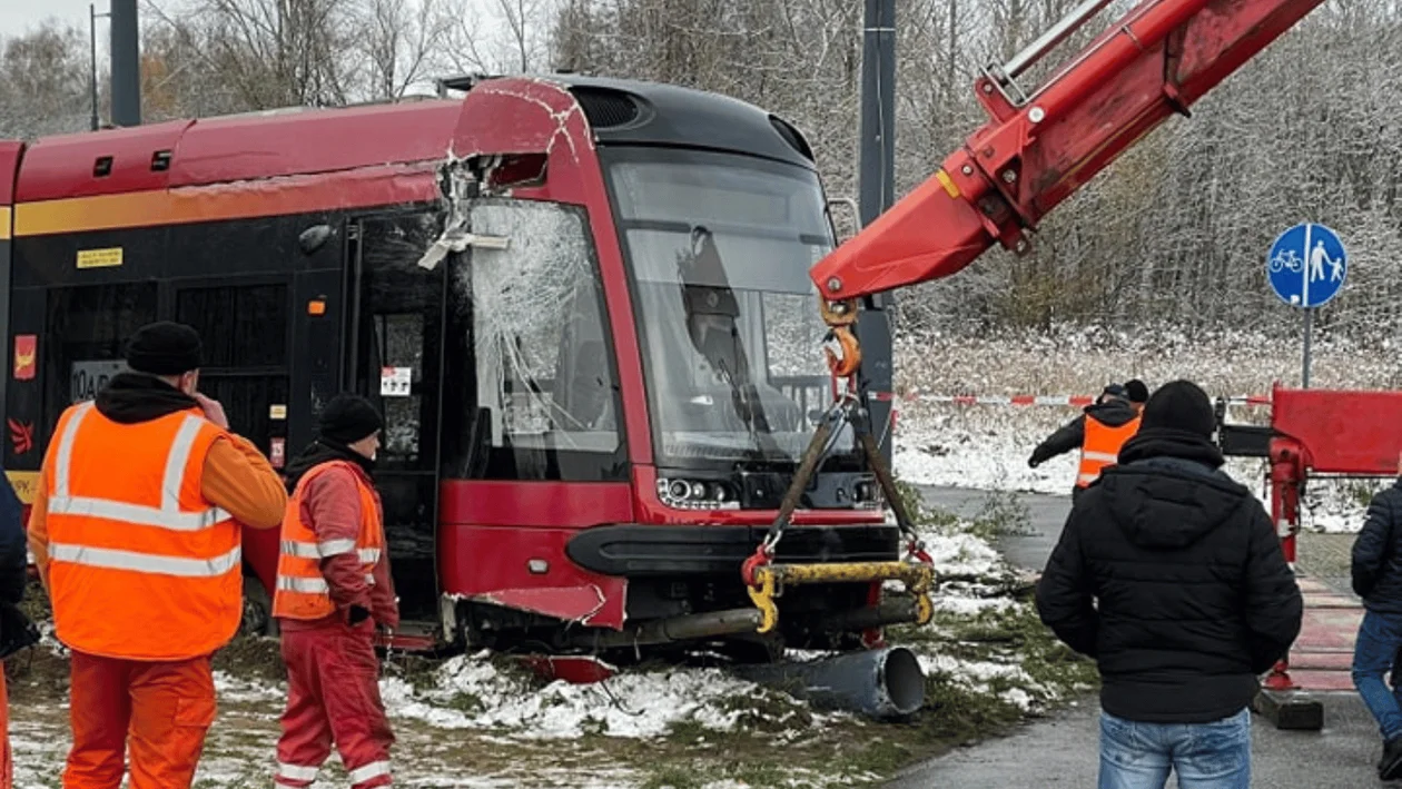 Trwają prace nad przywróceniem ruchu po wykolejeniu tramwaju MPK Łódź na Olechowie. Jak jeżdżą autobusy zastępcze? [ZDJĘCIA] - Zdjęcie główne