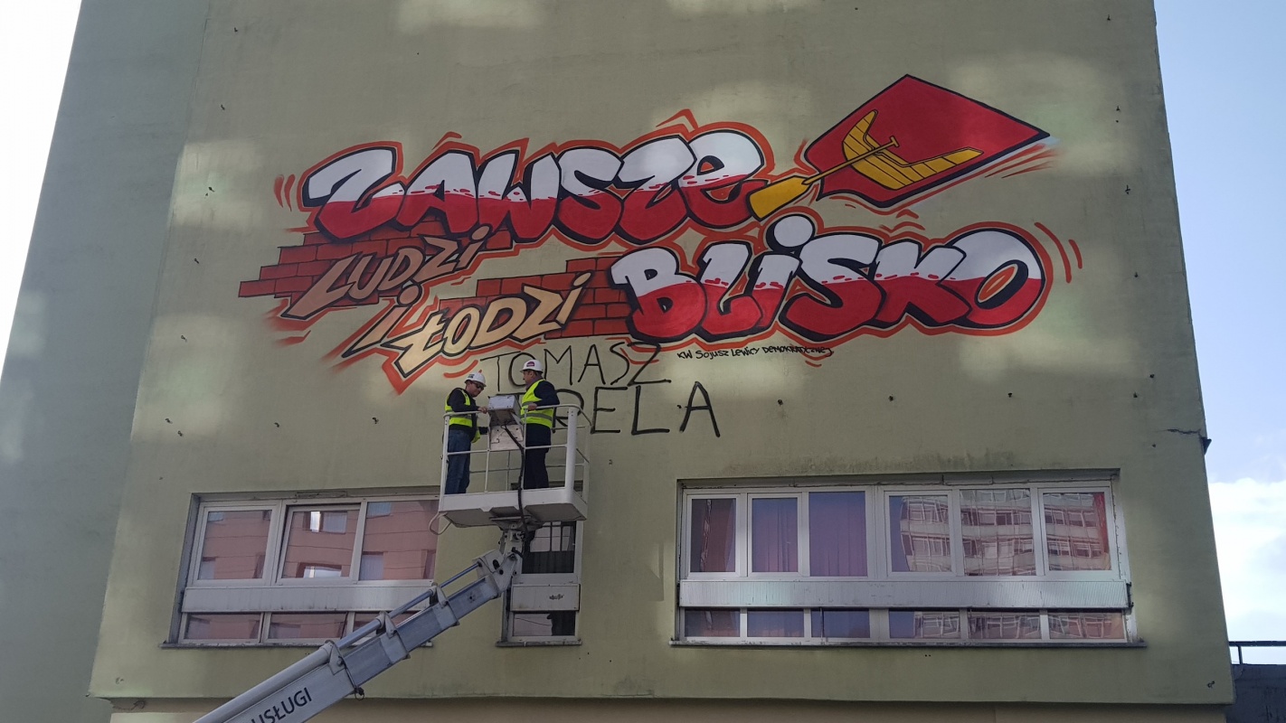 Finisz kampani Lewicy. Tomasz Trela podpisał graffiti na ścianie łódzkiego budynku [WIDEO] - Zdjęcie główne