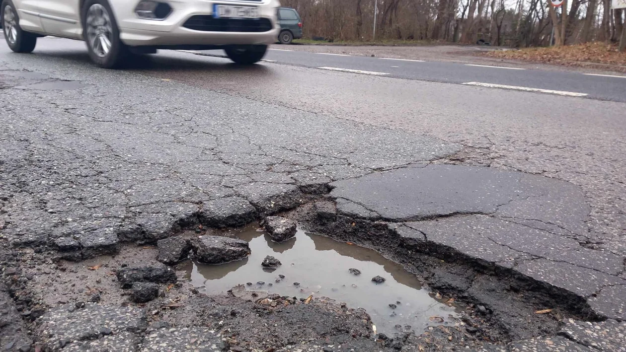 Dziesiątki pojazdów zniszczonych na łódzkich drogach. Warsztaty mają co robić - Zdjęcie główne