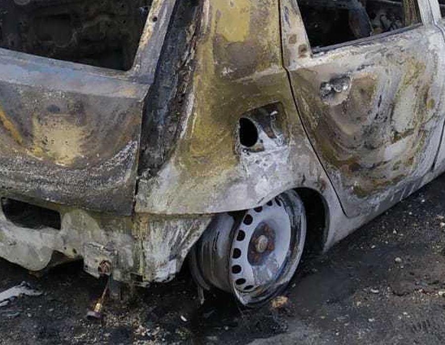 Tragedia pod Łodzią! Spłonęło auto. W środku strażacy znaleźli zwłoki [zdjęcia] - Zdjęcie główne