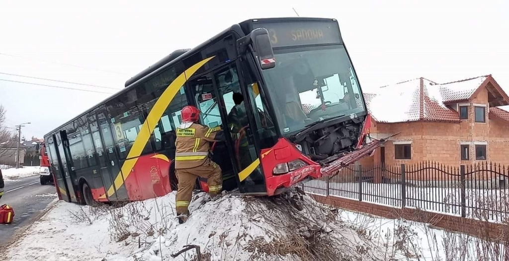 Łódzkie. Poważny wypadek autobusu komunikacji miejskiej w Zgierzu. Co tam się stało?!  - Zdjęcie główne