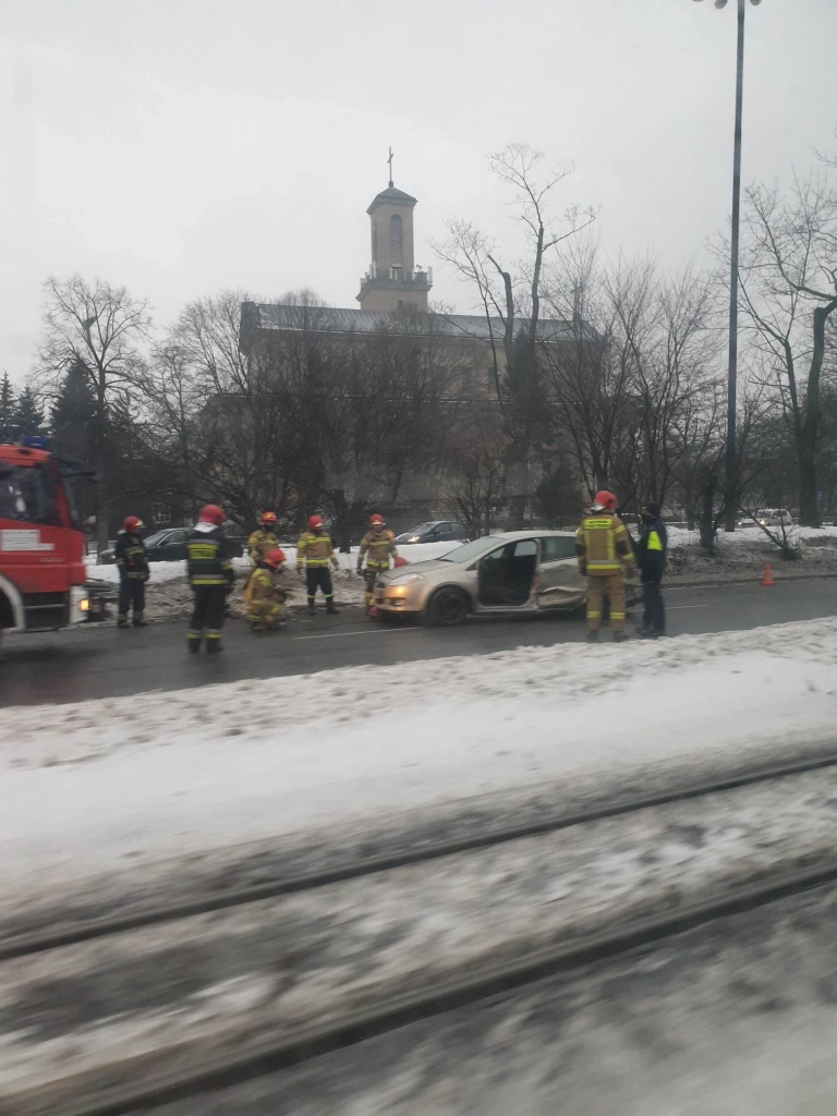 Wypadek na al. Mickiewicza w Łodzi. Zderzyły się cztery osobówki. Trasa W-Z w kierunku Retkini korkuje się - Zdjęcie główne