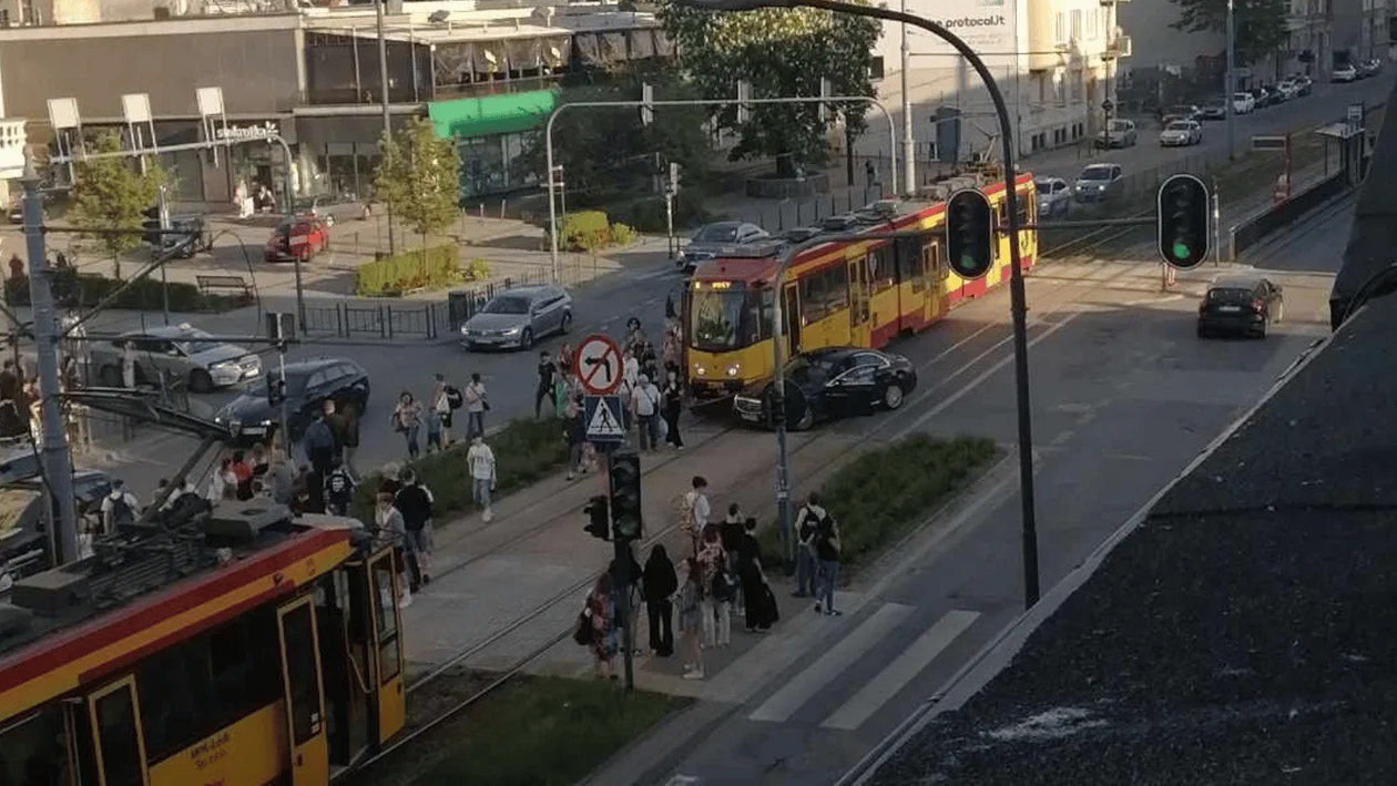 Kolizja czarnego mercedesa z tramwajem MPK Łódź. Ruch w centrum został mocno utrudniony [ZDJĘCIE] - Zdjęcie główne