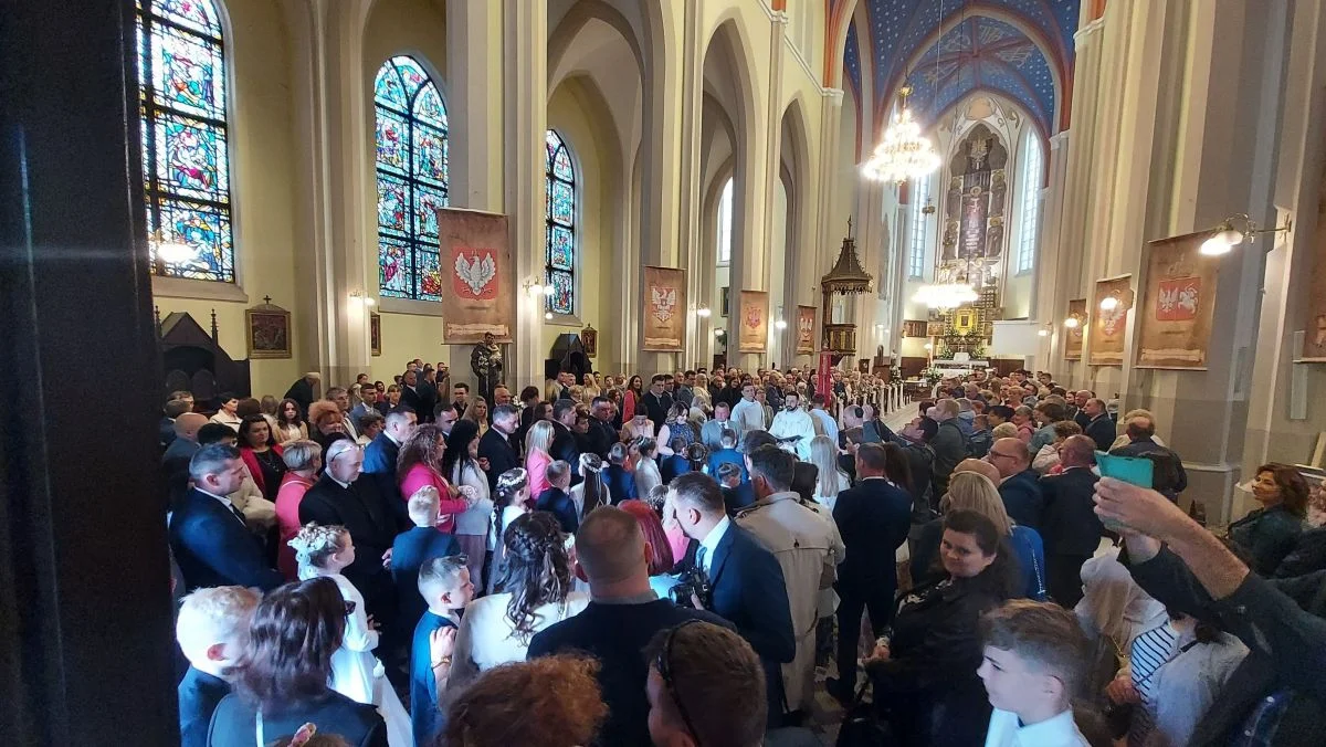 Pierwsza komunia święta dzieci z parafii świętego Wojciecha w Łodzi [zdjęcia] - Zdjęcie główne