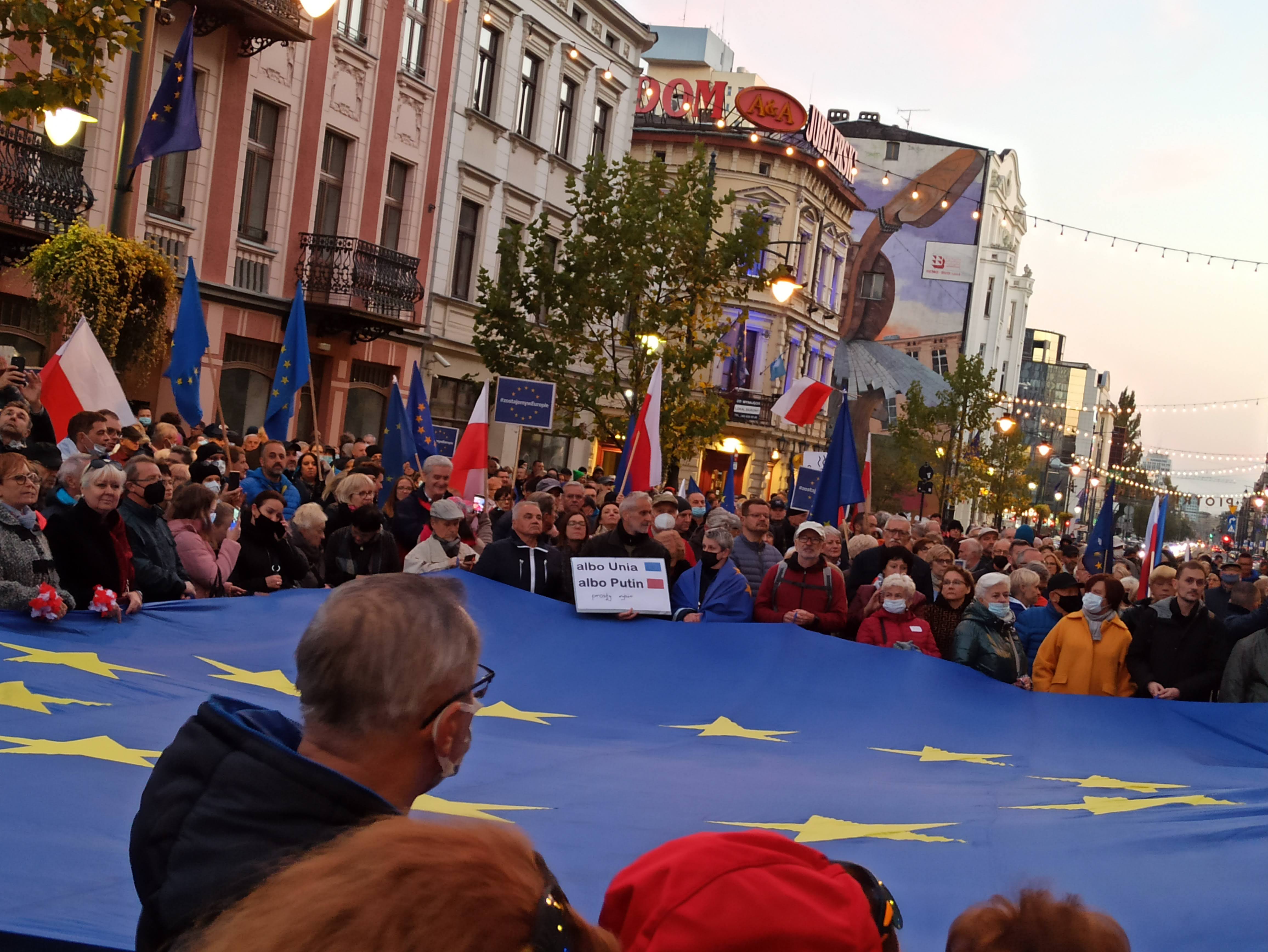 Protest w Łodzi. Setki łodzian na Piotrkowskiej. „Łódź zostaje w UE!” [zdjęcia | wideo] - Zdjęcie główne