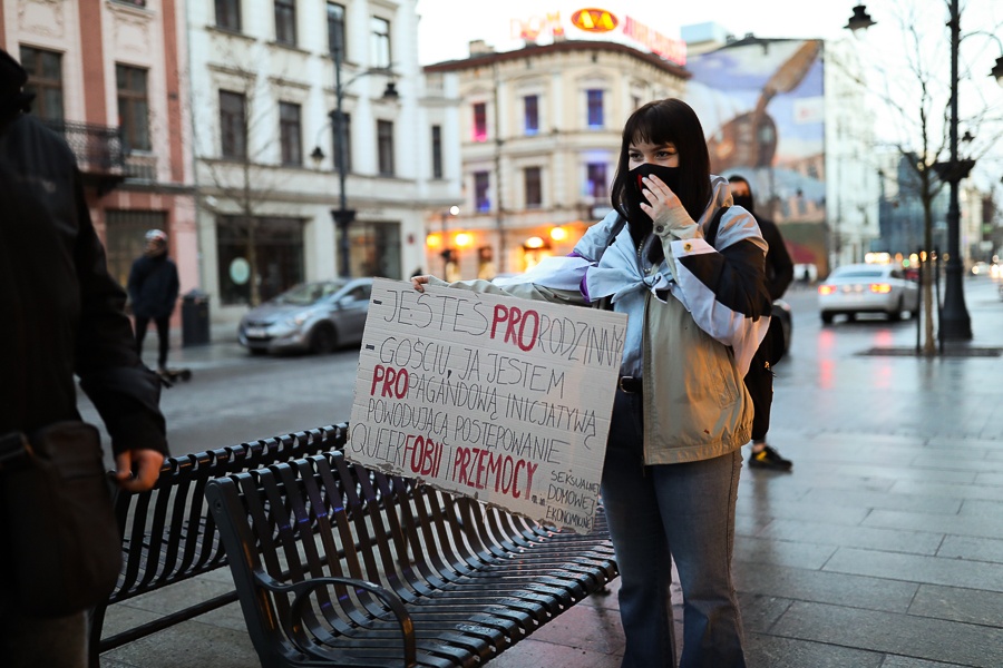 Protest w Łodzi. Łodzianki sprzeciwiają się projektowi „Tak dla rodziny, nie dla gender” [zdjęcia] - Zdjęcie główne