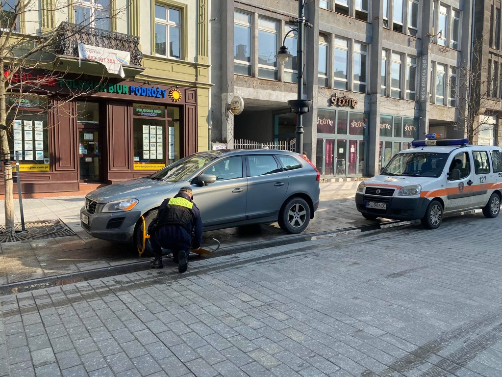 Na Piotrkowskiej w Łodzi obowiązują nowe zasady wjazdu i parkowania pojazdów. W ruch poszły blokady na koła - Zdjęcie główne