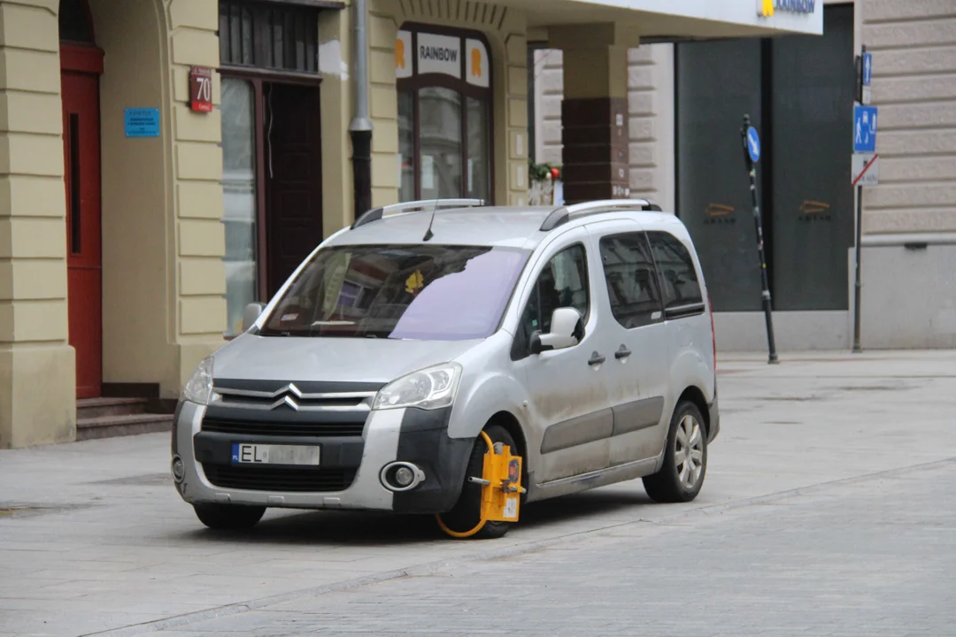 Problem z parkowaniem na ulicy Piotrkowskiej w Łodzi. Ile mandatów wystawiła w 2023 roku łódzka straż miejska? - Zdjęcie główne