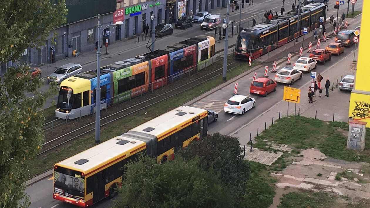 Utrudnienia dla podróżnych MPK Łódź. Autobusy kursują z opóźnieniem nawet powyżej 20 minut - Zdjęcie główne