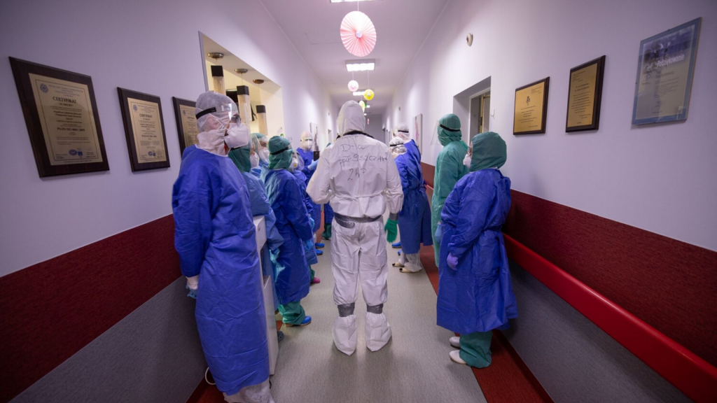 Ponownie blisko 600 zakażeń koronawirusem w Polsce. Troje dzieci zakażonych w Łódzkiem [RAPORT DOBOWY] - Zdjęcie główne