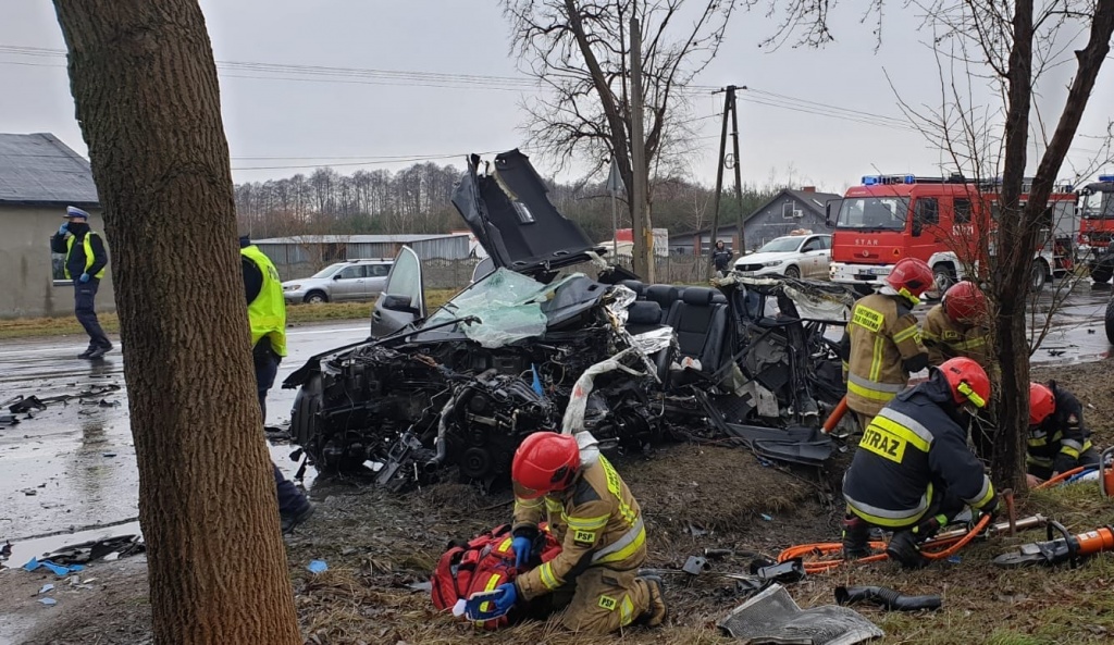 Koszmarny wypadek w Łódzkiem. Czołowe zderzenie BMW z ciężarówką - Zdjęcie główne