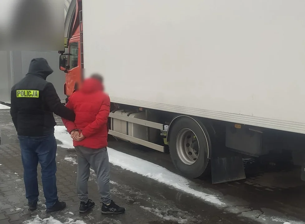 Kierowca firmy transportowej z Łodzi kradł paczki. W środku droga elektronika - Zdjęcie główne
