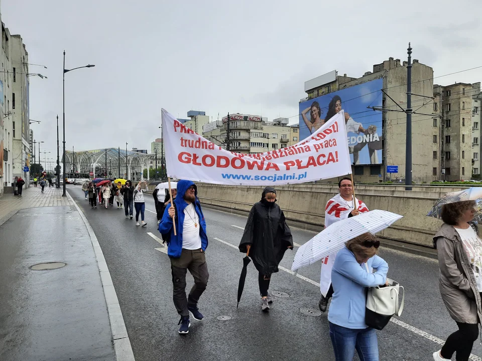 Pracownicy MOPS-u blokowali centrum Łodzi. Deszcz nie był im straszny - Zdjęcie główne