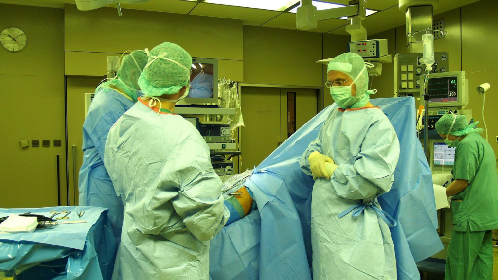 Synowie sławnych kardiochirurgów poszli w ślady ojców i razem stanęli przy stole operacyjnym - Zdjęcie główne