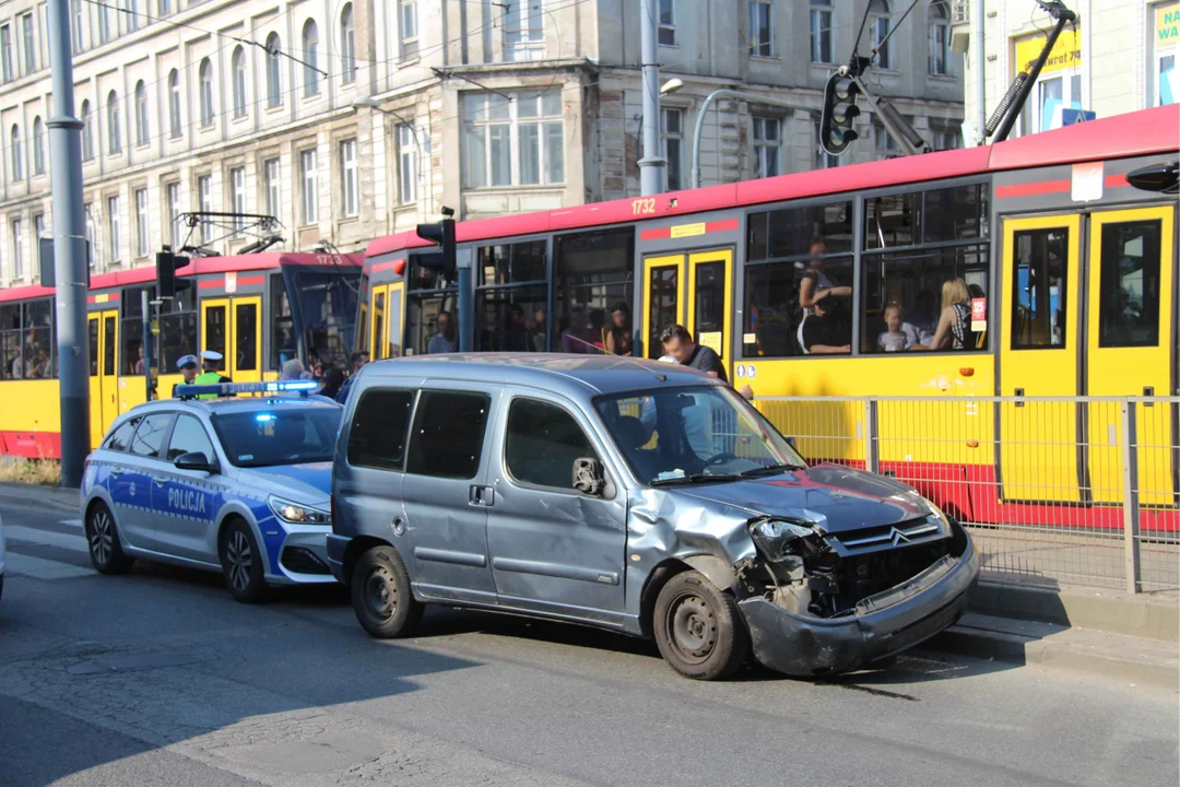 73-latek wjechał na czerwonym świetle w motocyklistę. Utrudnienia na ul. Zachodniej w Łodzi [ZDJĘCIA] - Zdjęcie główne