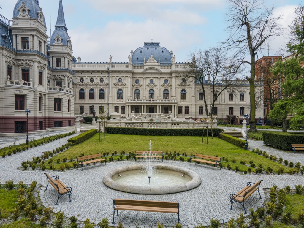 Pałac Poznańskiego w Łodzi. Zabytkowy ogród po renowacji zachwyca i zachęca do spacerów! [zdjęcia] - Zdjęcie główne