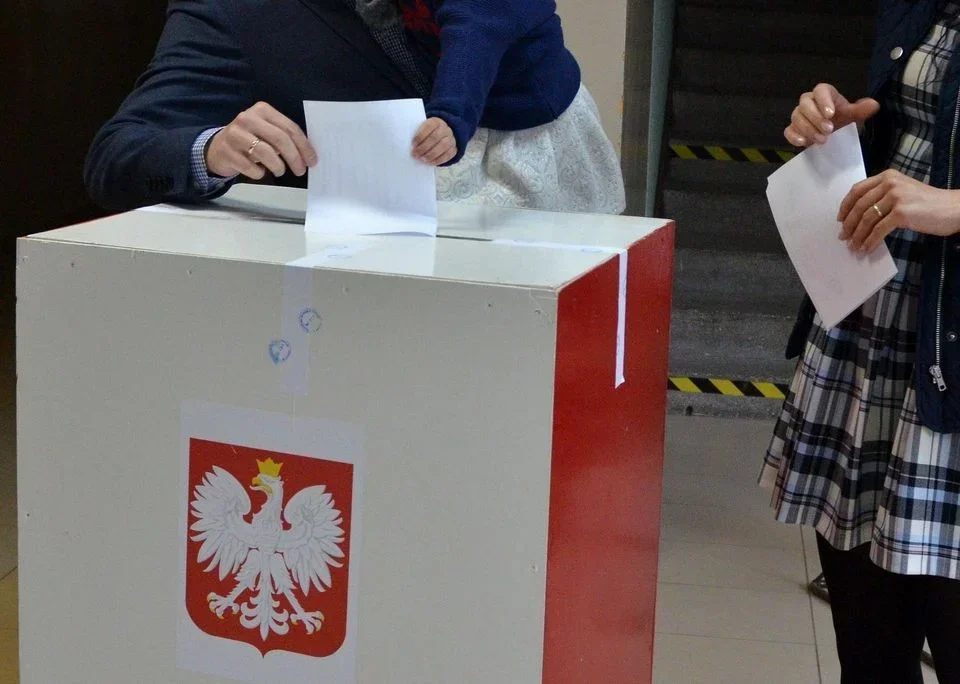 Głosowanie w wyborach parlamentarnych 2023. W gminie Piątek ponad 1800 głosów na jedną partię - Zdjęcie główne