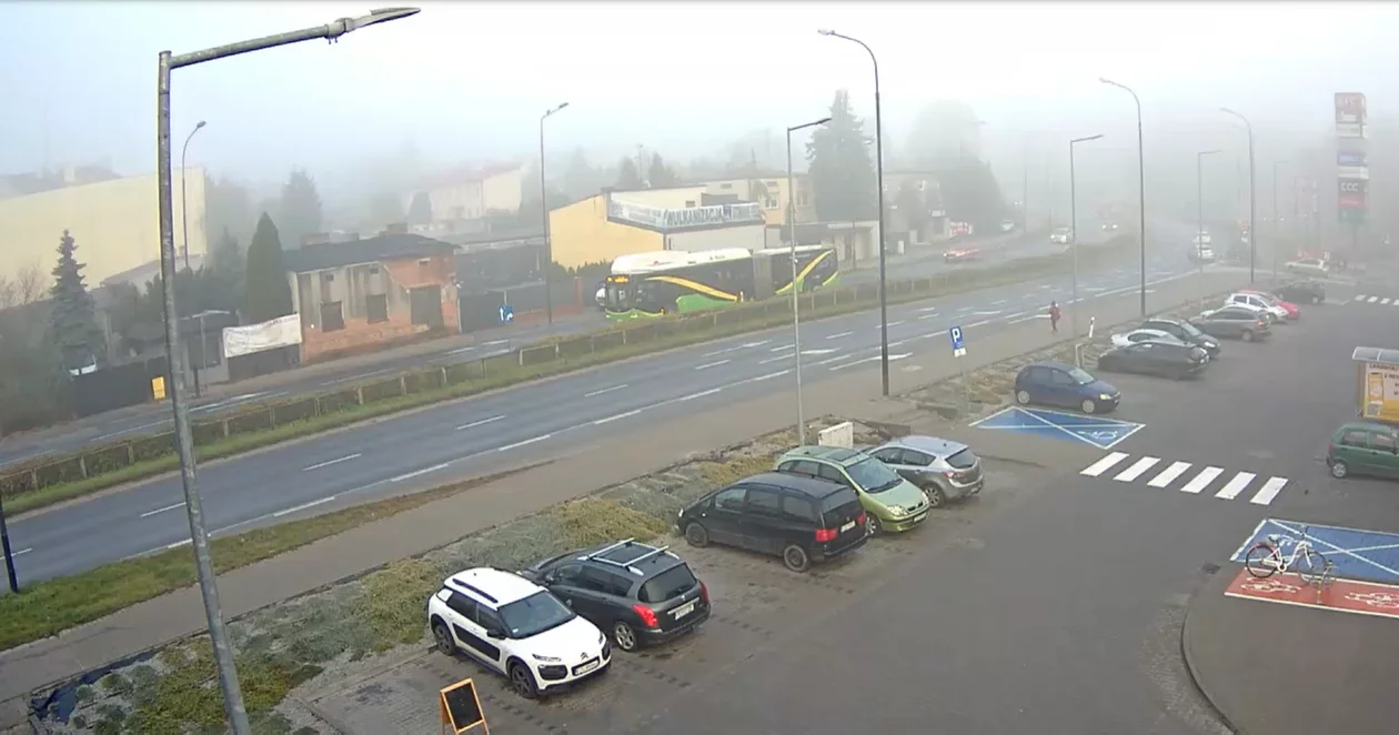 Mgła pojawiła się w całym regionie, na drogach poważne utrudnienia. Stanęły także tramwaje MPK Łódź. Jak jedziemy po Zgierzu i okolicach? [ZDJĘCIA] - Zdjęcie główne