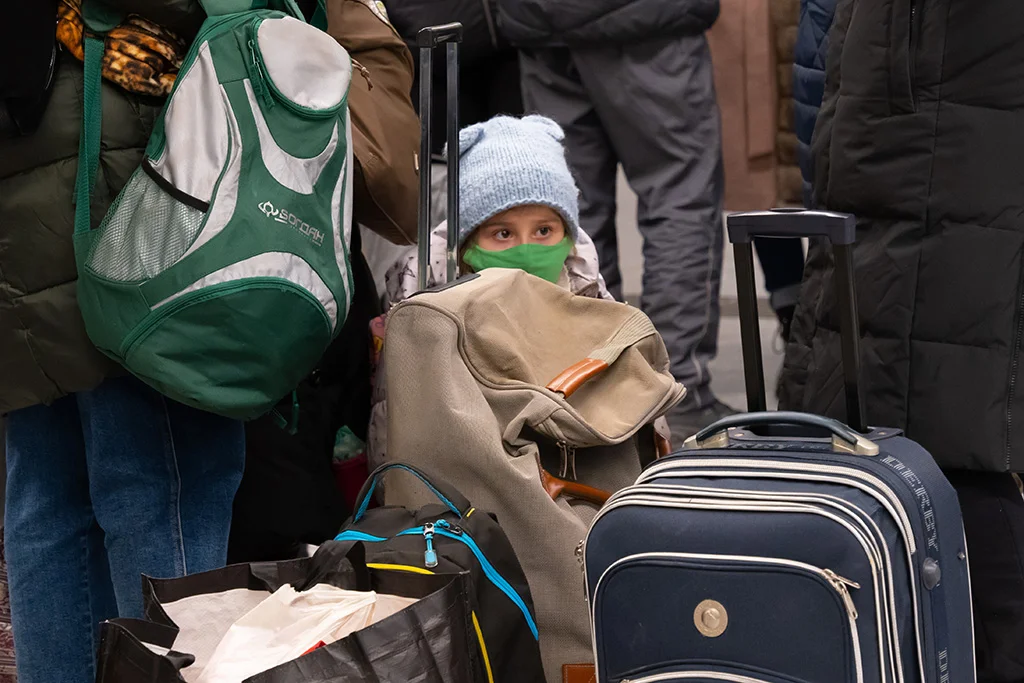 Uciekli przed nalotami w Ukrainie. Mieszkańcy okolic Kijowa, Charkowa i Żytomierza przyjechali pociągiem ŁKA [zdjęcia] - Zdjęcie główne