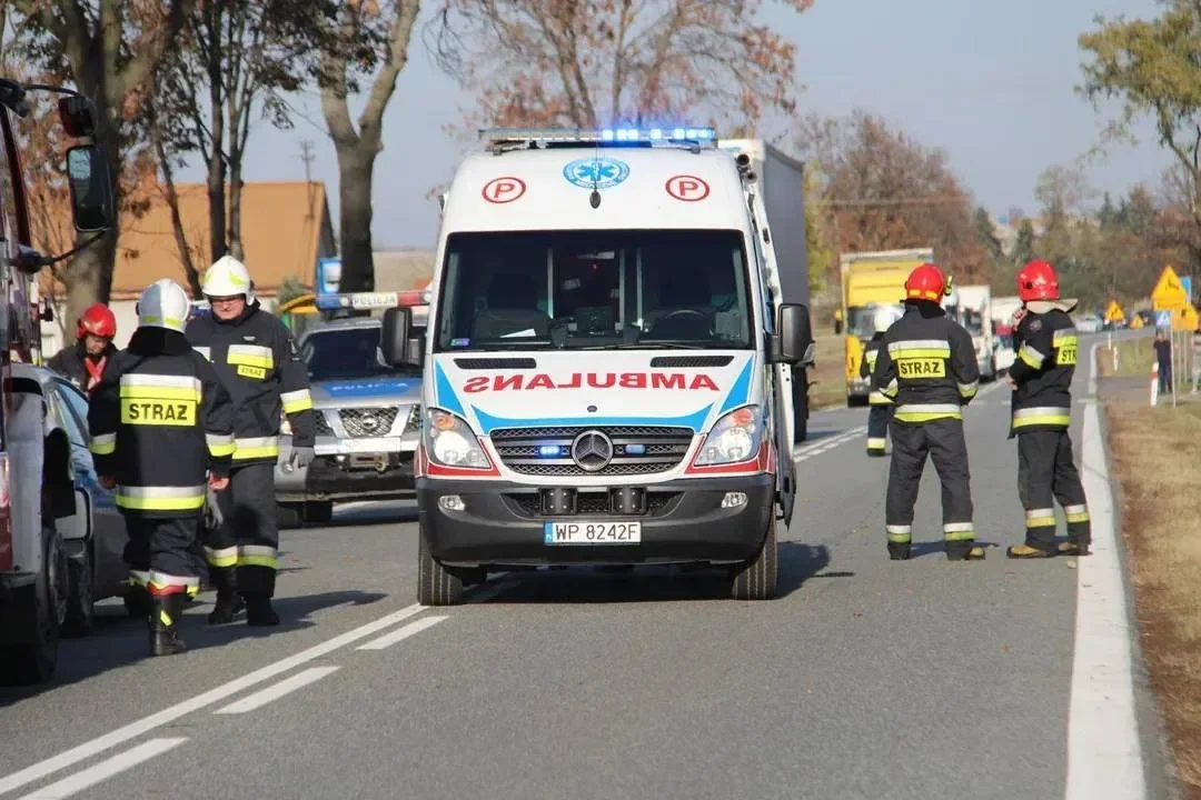 Dwa wypadki dzień po dniu w tym samym miejscu. Niebezpieczne skrzyżowanie w powiecie zgierskim - Zdjęcie główne