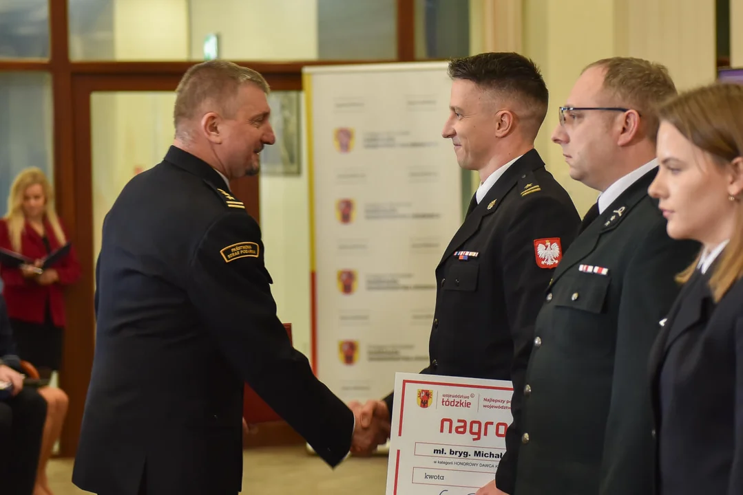 Pomagają mieszkańcom i ratują życie. Nagrodzono najlepszych strażaków ze Zgierza [ZDJĘCIA] - Zdjęcie główne