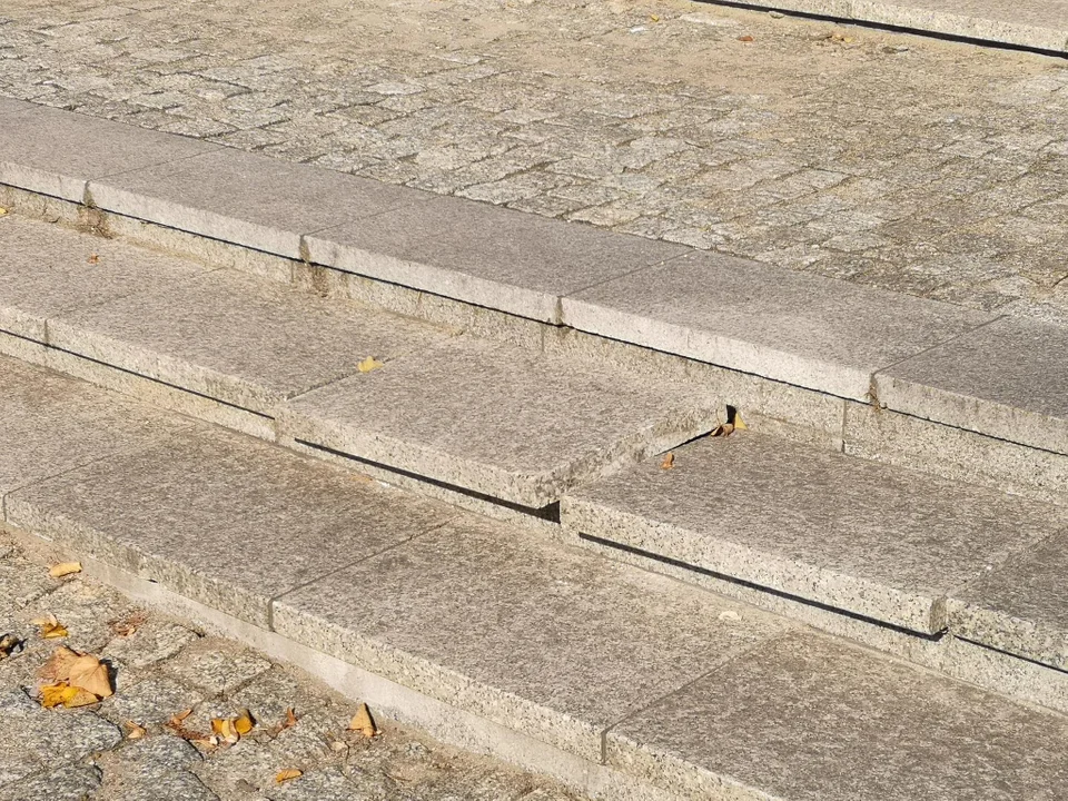 Felerne schody na Jana Pawła II w Zgierzu. "Przepis na złamania i siniaki" - Zdjęcie główne
