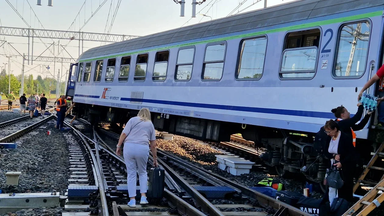Specjalnie powołana Komisja Kolejowa zbada dlaczego doszło do wykolejenia pociągu PKP Intercity w Zgierzu. „Trwają ustalenia przyczyn zdarzenia” [ZDJĘCIA] - Zdjęcie główne