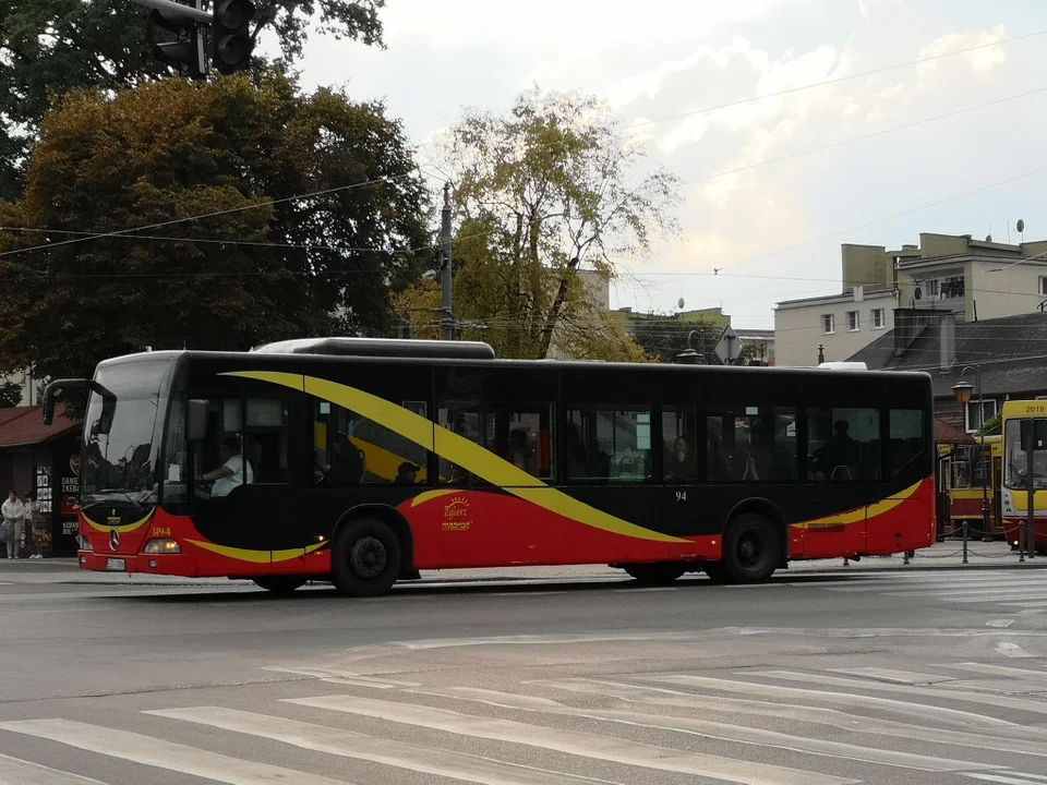 Który autobus w Zgierzu spóźnia się najczęściej? Zdania mieszkańców są podzielone, ale mają swoich „ulubieńców” - Zdjęcie główne