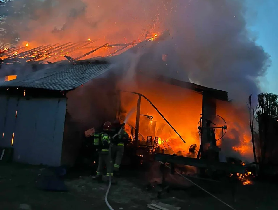 Pożar w gminie Stryków. Spłonął garaż z drogim sprzętem - Zdjęcie główne