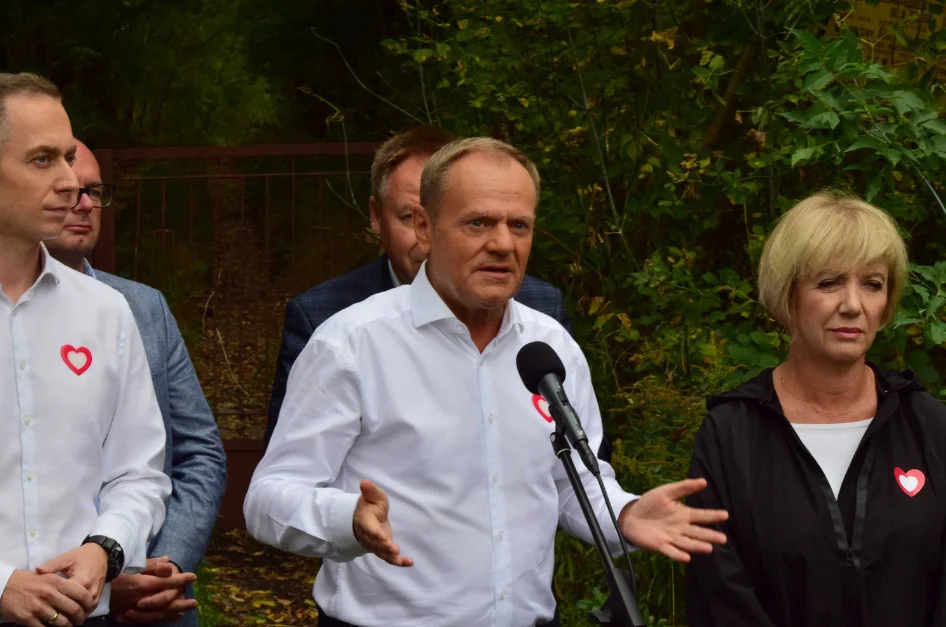 Donald Tusk mówi o składowisku odpadów w Zgierzu. Oczekuje pilnego raportu w sprawie procederu nielegalnych składowisk w Polsce - Zdjęcie główne