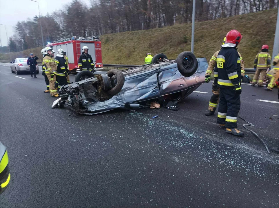 Wypadek na autostradzie. Osobówka dachowała, są ranni! [FOTO] - Zdjęcie główne