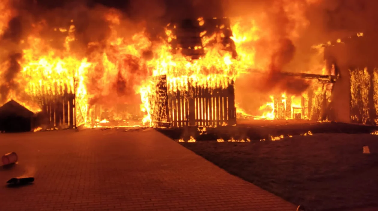 Potężny pożar w Łódzkiem. Strażacy z całego regionu walczyli z płomieniami. Są ranni - Zdjęcie główne