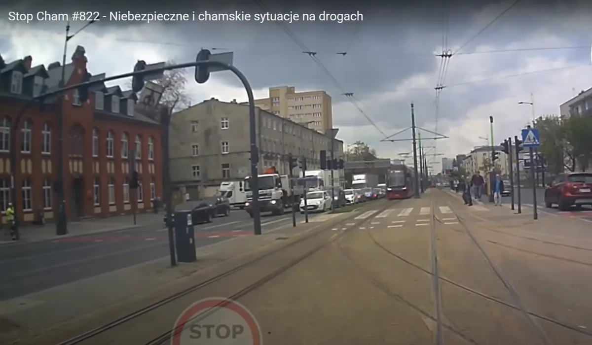 Wbiegł wprost pod nadjeżdżający tramwaj na skrzyżowaniu marszałków w Łodzi. Zabrakło wyobraźni [wideo]  - Zdjęcie główne