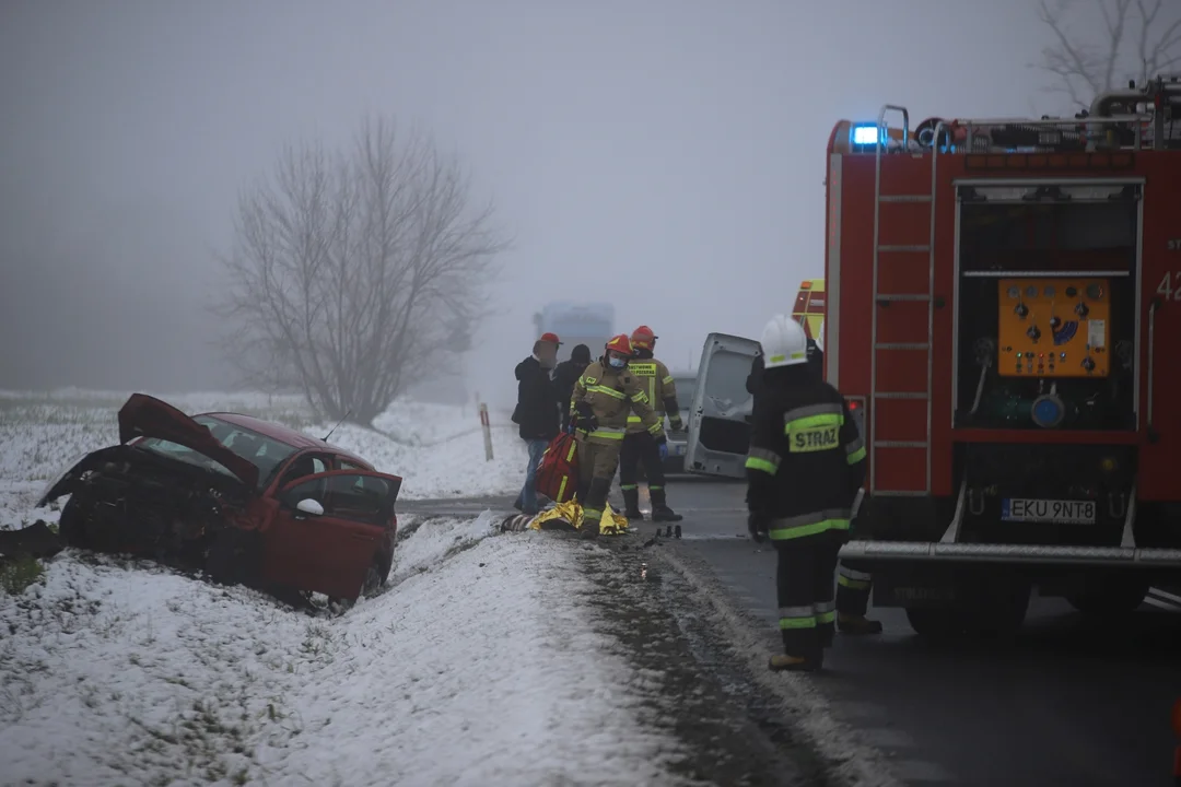 Kolejny wypadek na drodze Kutno - Łódź. Jedna osoba ranna, służby w akcji [ZDJĘCIA] - Zdjęcie główne