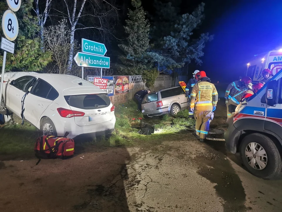 Łódzkie: 6 osób rannych po zderzeniu dwóch samochodów. Jedno auto wjechało w środek płotu [ZDJĘCIA] - Zdjęcie główne