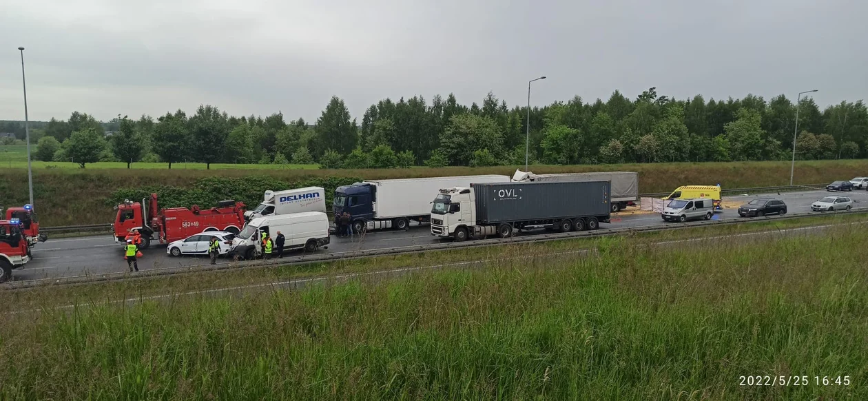 Gigantyczny korek na autostradzie A2 niedaleko Łodzi. Zderzyły się tiry, dostawczaki i osobówka [zdjęcia] - Zdjęcie główne