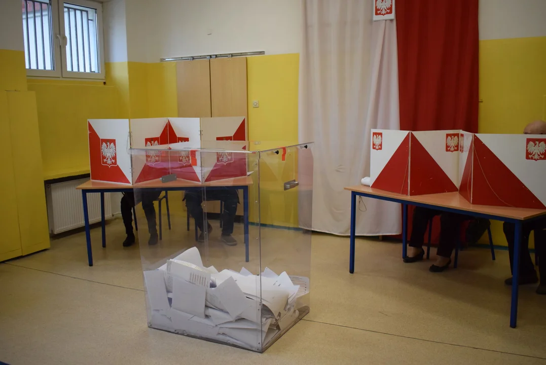 Wybory samorządowe 2024. Głosowanie potrwa do godziny 21 - Zdjęcie główne