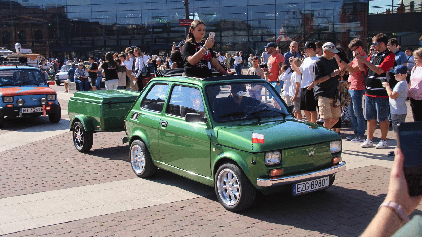 Zlot kultowych „maluchów” w Manufakturze. Na rynku zjawiło się prawie 250 fiatów, także ze Zgierza [ZDJĘCIA] - Zdjęcie główne