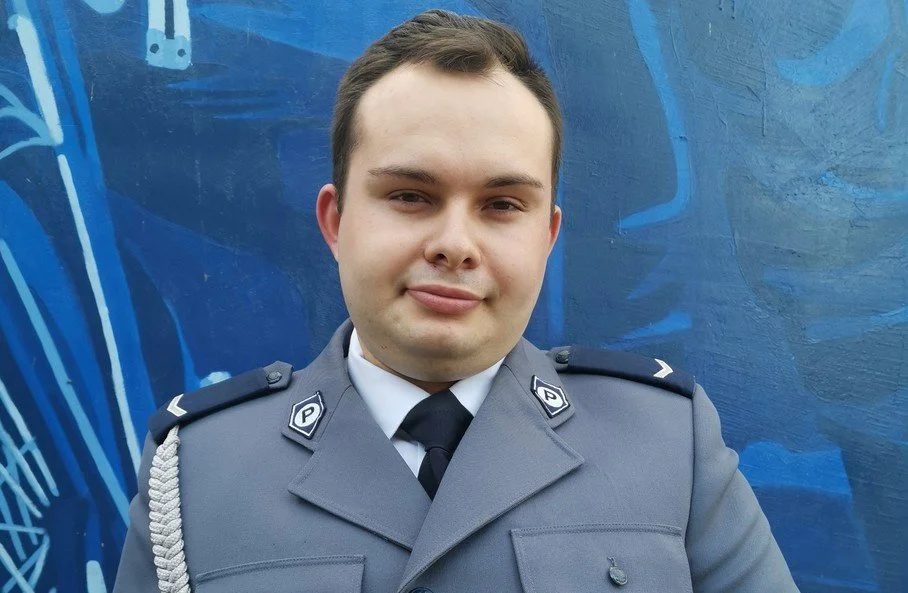 Policjant ze Zgierza Łukasz Lityński ruszył na ratunek mężczyźnie w płonącym domu - Zdjęcie główne