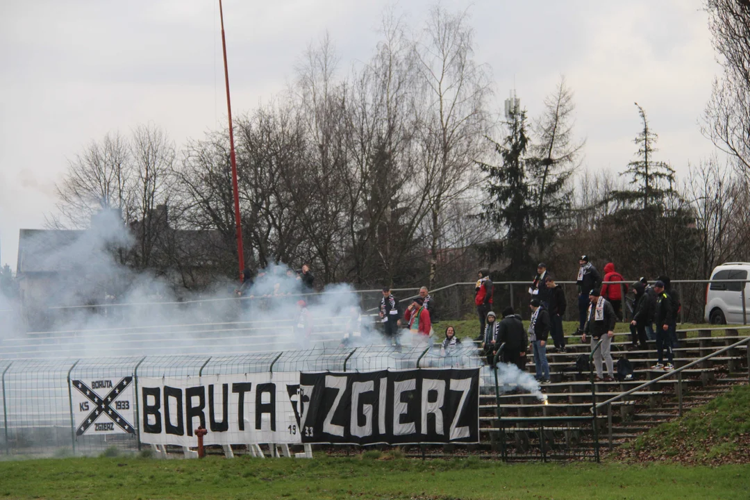 Dym na stadionie Boruty Zgierz.  Ogromne emocje na start piłkarskiej wiosny [ZDJĘCIA] - Zdjęcie główne