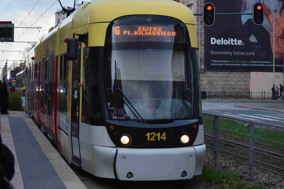 Brak przystanków autobusowych na trasie z Łodzi do Zgierza. Gdzie zatrzyma się komunikacja zastępcza? - Zdjęcie główne