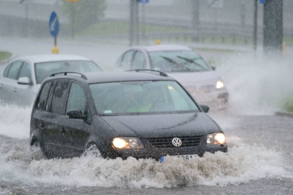 Ulewa i zalane ulice w Warszawie - Zdjęcie główne