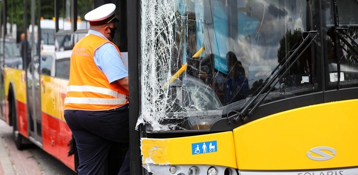 Wypadek autobusu, Warszawa. Kierowca linii 181 zniszczył cztery samochody. Był pod wpływem amfetaminy - Zdjęcie główne