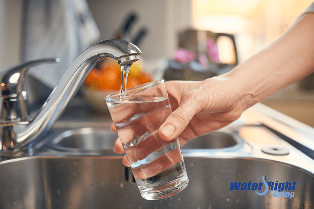 Dlaczego system filtracji wody pitnej jest lepszy niż woda butelkowana? - Zdjęcie główne