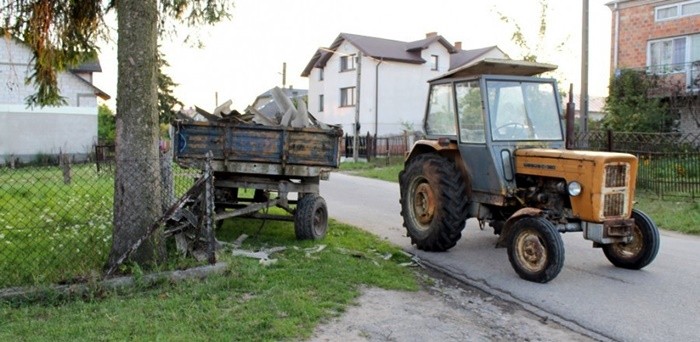 Sochaczew: dwukrotnie wjechał ciągnikiem w dom - Zdjęcie główne
