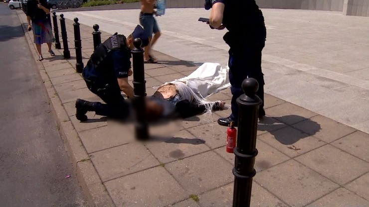Mężczyzna podpalił się pod Sejmem! Policja i świadkowie ugasili płonącego - Zdjęcie główne