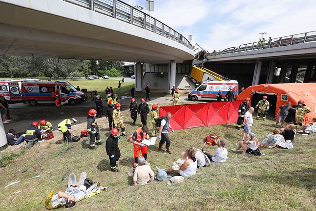 Tragiczny wypadek w Warszawie! Autobus spadł z S8. Są ofiary i ranni - Zdjęcie główne